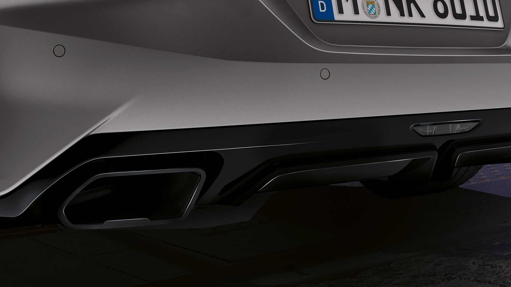 Acabamentos do escapamento do BMW Z4 Roadster Acabamento do escapamento de um BMW Z4 Roadster cinza