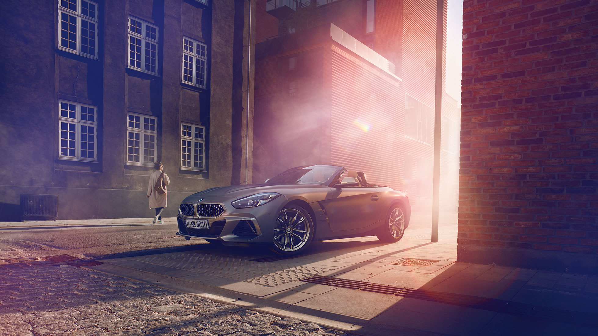 O BMW Z4 Roadster em uma rua BMW Z4 Roadster cinza em uma rua, frente a uma casa