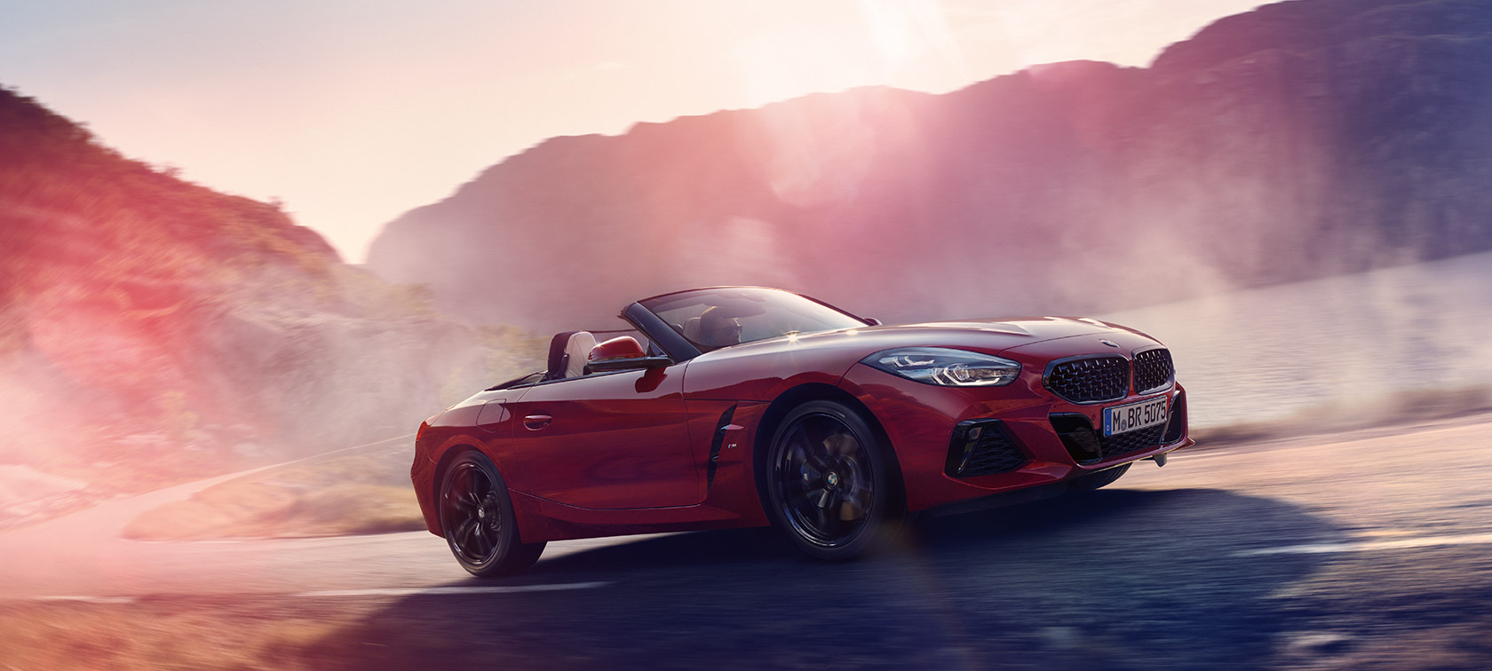 O BMW Z4 Roadster em movimento O BMW Z4 Roadster subindo uma montanha