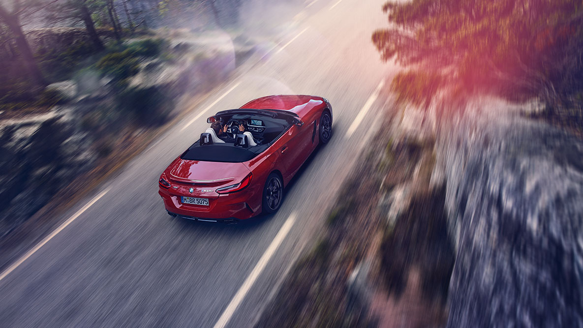 Foto do BMW Z4 Roadster em movimento Vista elevada do BMW Z4 Roadster em movimento