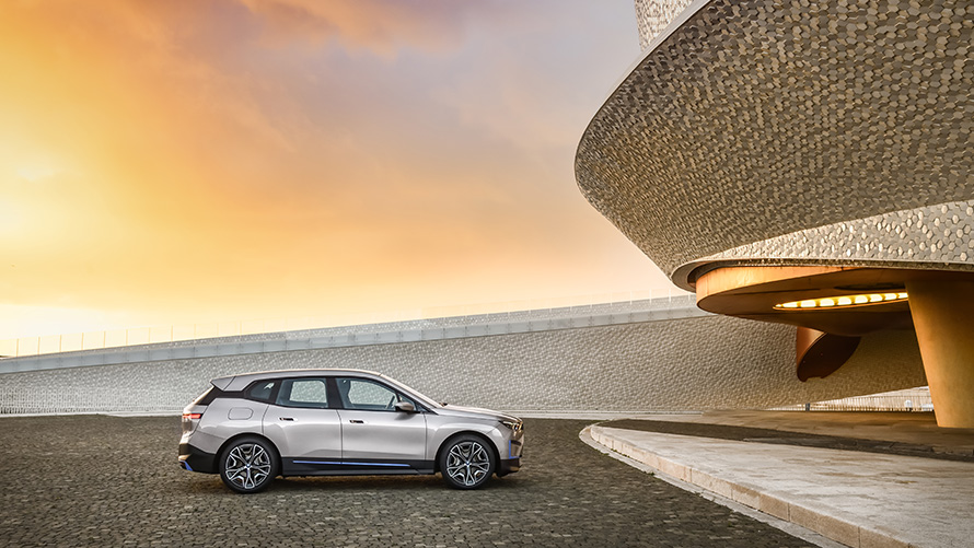 Objetivos 2025; Visão Geral do Núcleo BMW de Vendas de Produtos Especiais voltados à Sustentabilidade. Visão Geral do Núcleo BMW de Vendas de Produtos Especiais voltados à Sustentabilidade; Objetivos 2025; Vista lateral do veículo BMW parado.