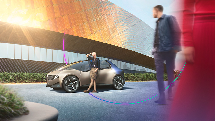 Objetivos 2050; Visão Geral do Núcleo BMW de Vendas de Produtos Especiais voltados à Sustentabilidade. Visão Geral do Núcleo BMW de Vendas de Produtos Especiais voltados à Sustentabilidade; Objetivos 2050; Homem e mulher em frente ao carro-conceito BMW.