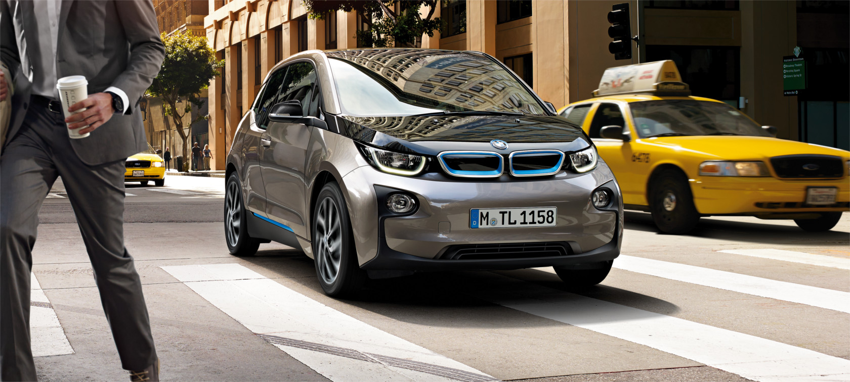 BMW i3 representando mobilidade integrada, andando no trânsito da cidade junto a taxis BMW i3 representando mobilidade integrada, andando no trânsito da cidade junto a taxis