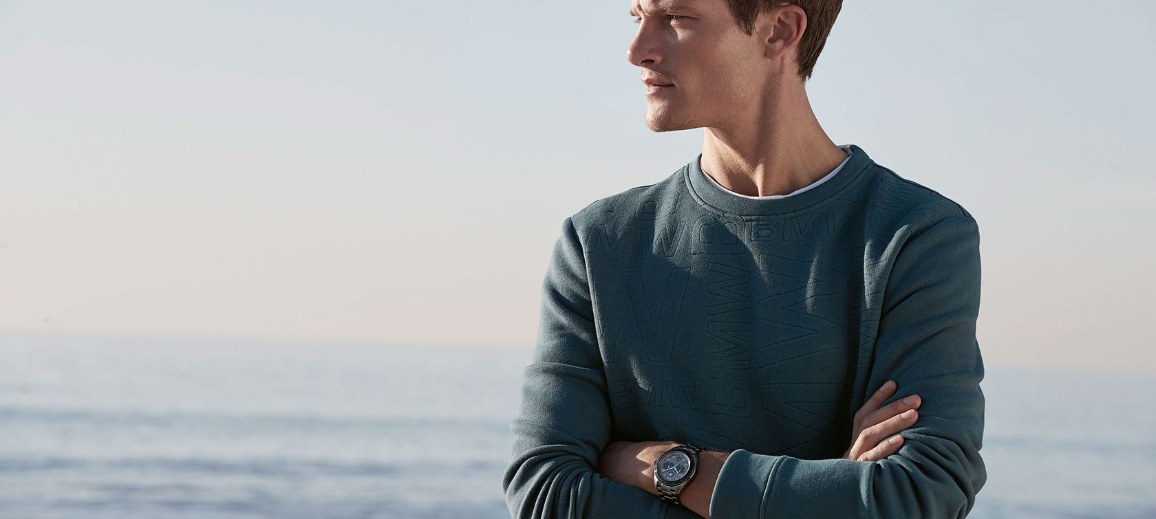 Moletom masculino BMW. Um jovem veste o Moletom Masculino BMW.