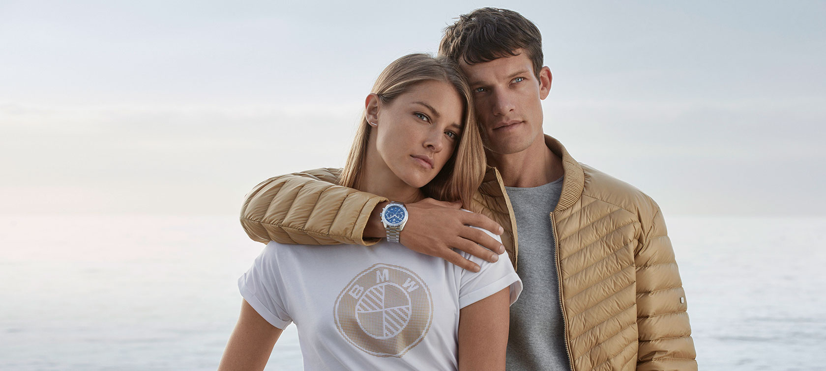 Mais produtos. Um casal apresenta peças da Coleção BMW.