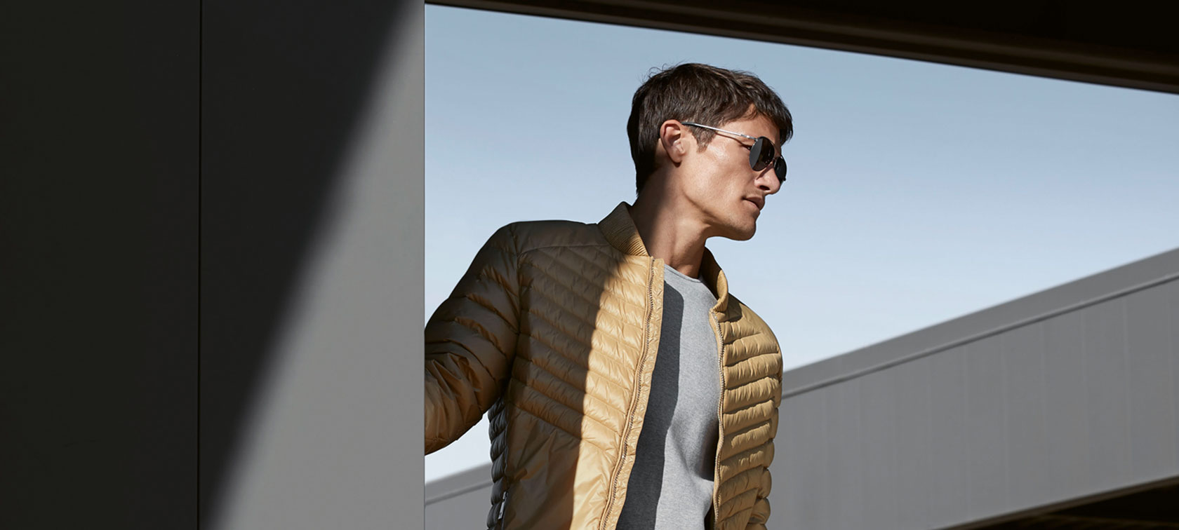 A fotografia mostra um jovem modelo vestindo a jaqueta masculina BMW Soft Down. A fotografia mostra um jovem modelo vestindo a jaqueta masculina BMW Soft Down.