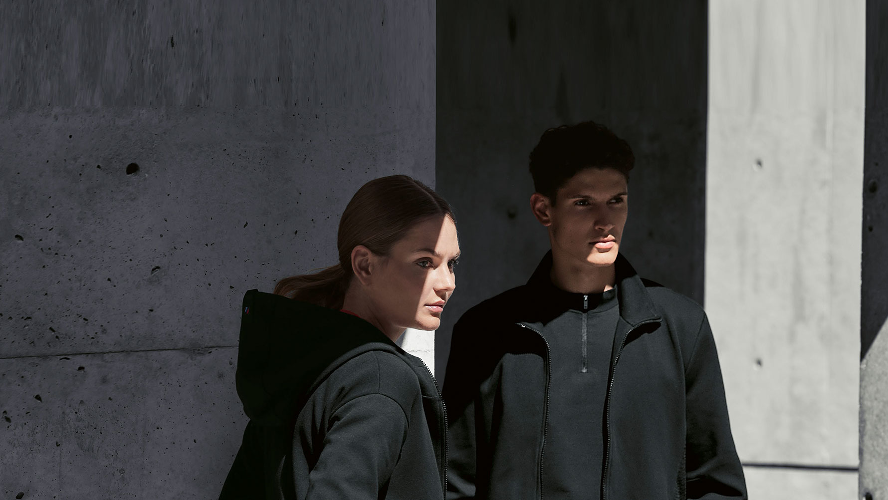 Um casal, apresentando a BMW M Collection. Um casal, apresentando a BMW M Collection.