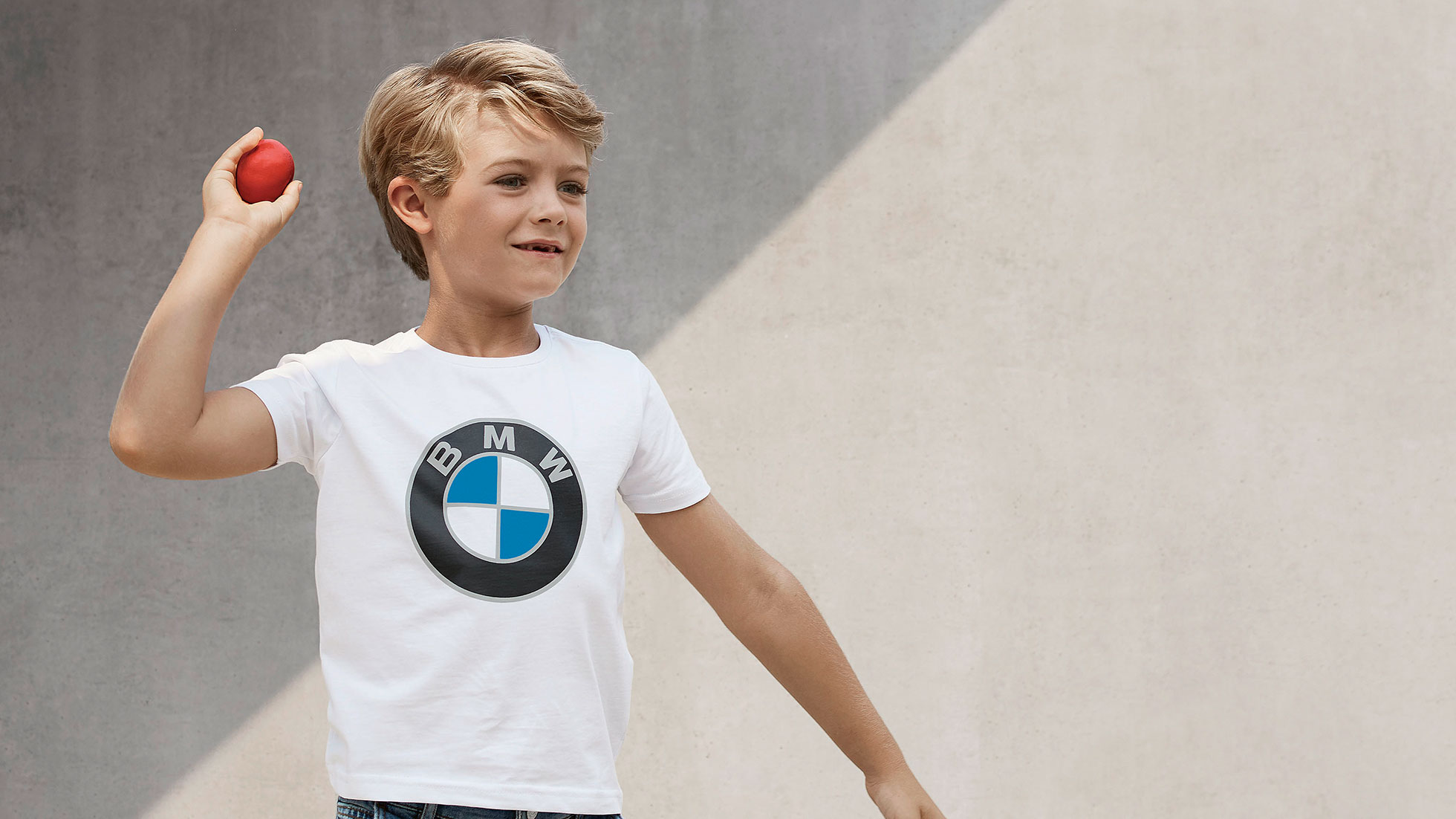 BMW Kids Collection. Um menino usando peças da BMW Kids Collection.