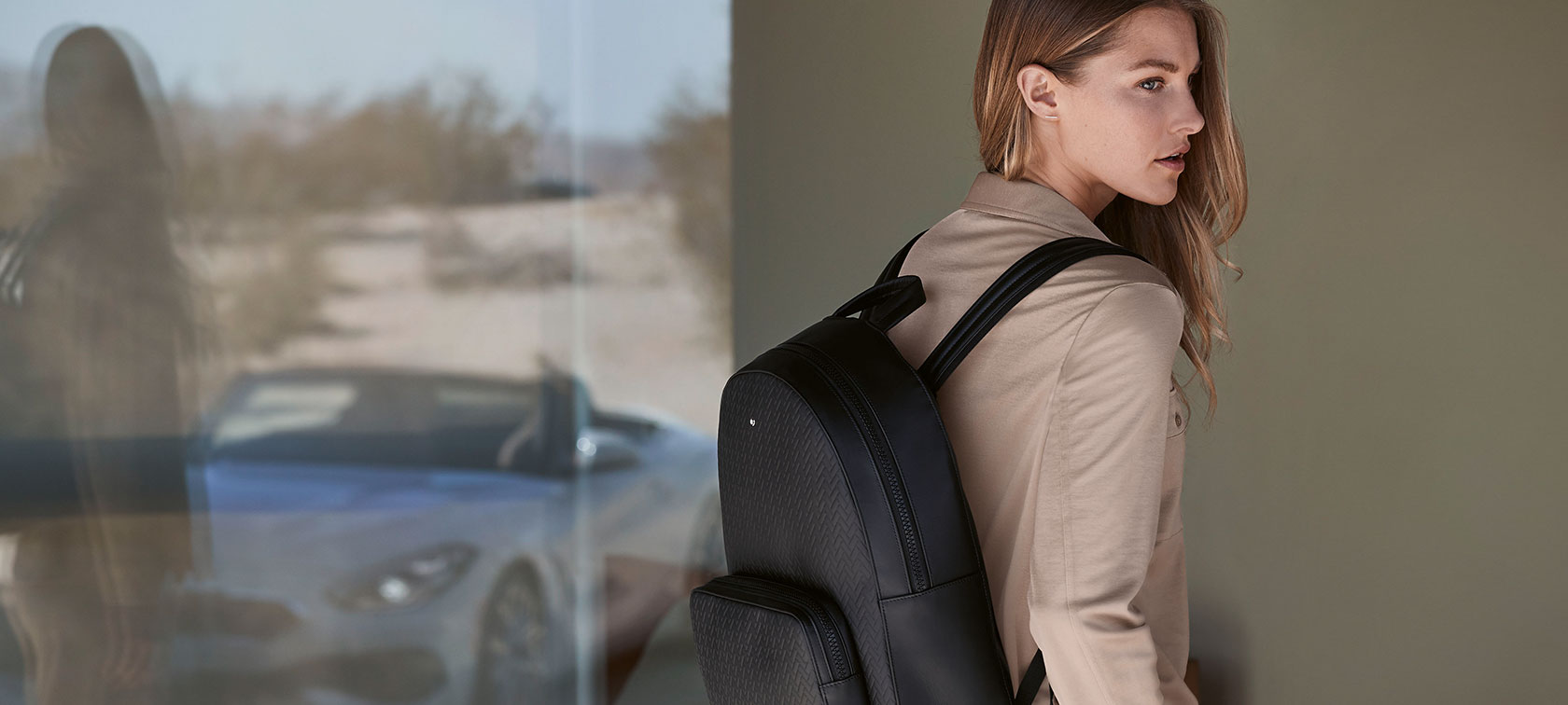 Uma modelo está usando peças da BMW Collection. Uma modelo está usando peças da BMW Collection.