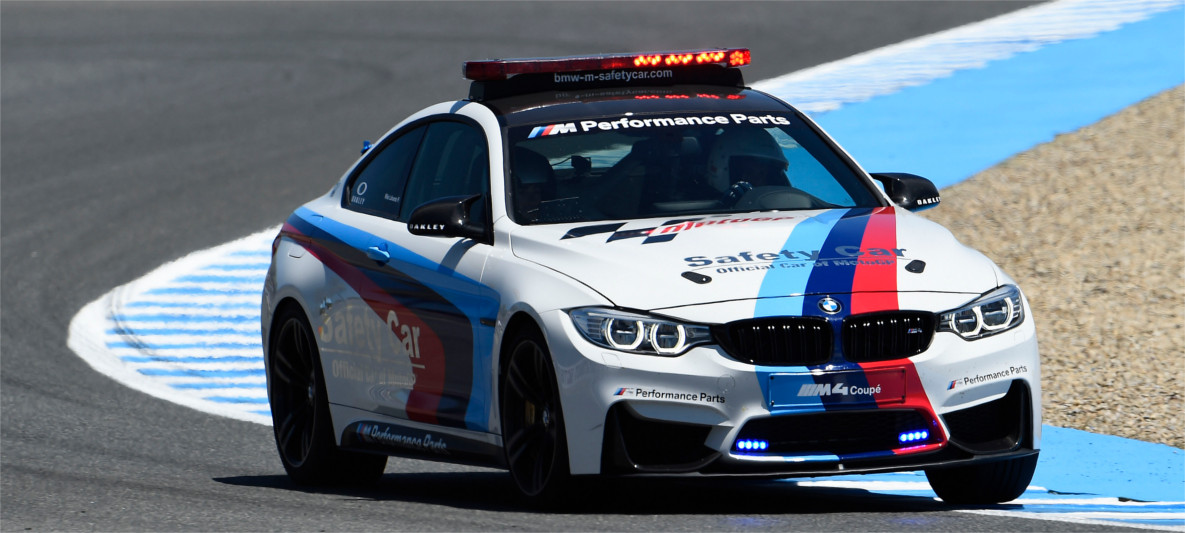 BMW M Pace Car utilizado na MotoGP, realizando curva em velocidade no autódromo, visão frontal de três quartos BMW M Pace Car utilizado na MotoGP, realizando curva em velocidade no autódromo, visão frontal de três quartos