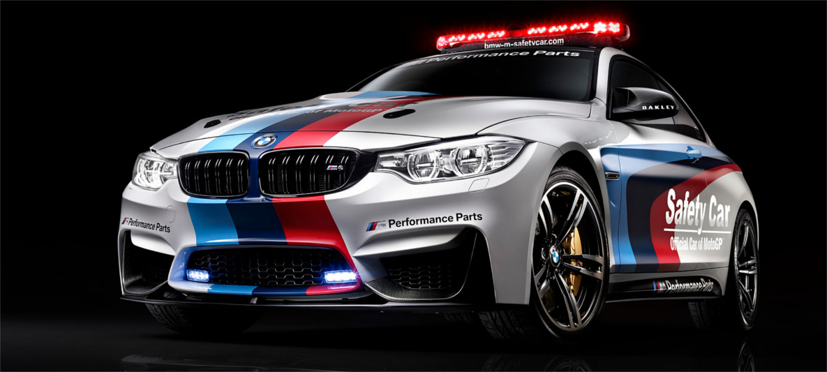 BMW M Pace Car utilizado na MotoGP, em fundo preto, visão frontal de três quartos BMW M Pace Car utilizado na MotoGP, em fundo preto, visão frontal de três quartos