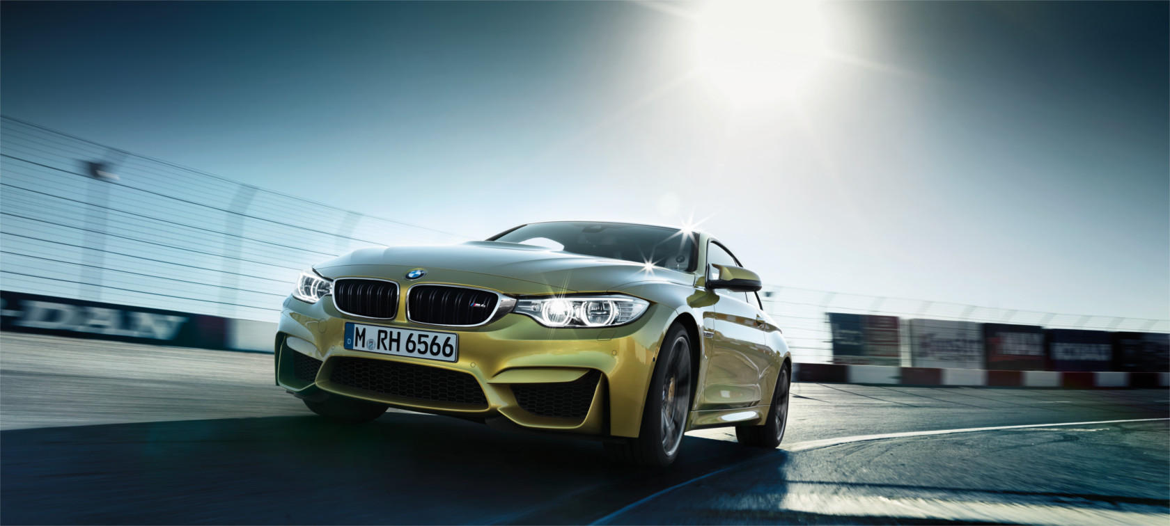 BMW M amarelo fazendo curva em velocidade BMW M amarelo fazendo curva em velocidade