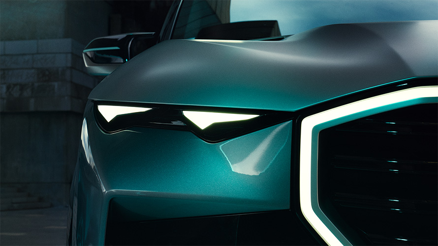 BMW Concept XM (G09), visão frontal, parado, close-up dos faróis.