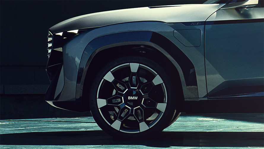 BMW Concept XM (G09), visão lateral, parado, close-up das rodas