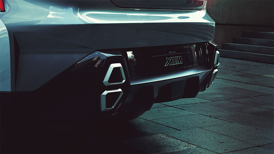 BMW Concept XM (G09) Visão traseira 3/4 destacando o escapamento.