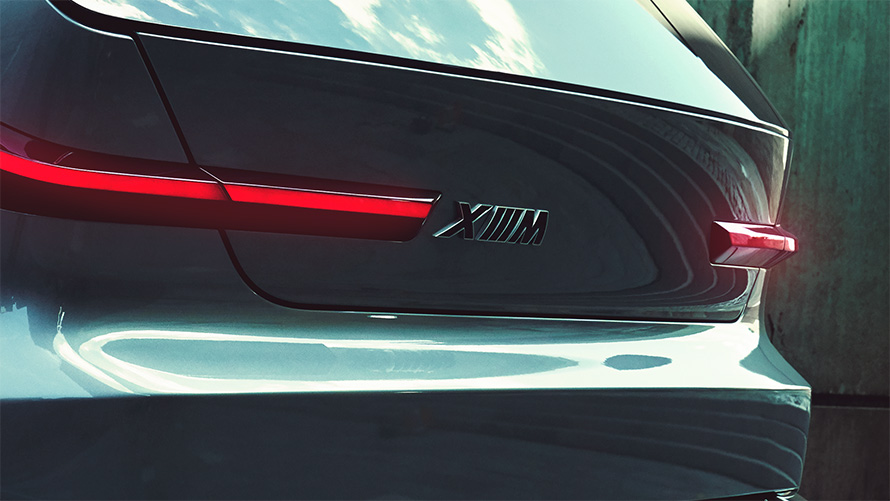 BMW Concept XM (G09) Visão traseira vertical detalhando o logo XM 3/4