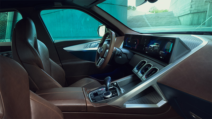 BMW Concept XM (G09) Visão interior lateral orientada ao motorista