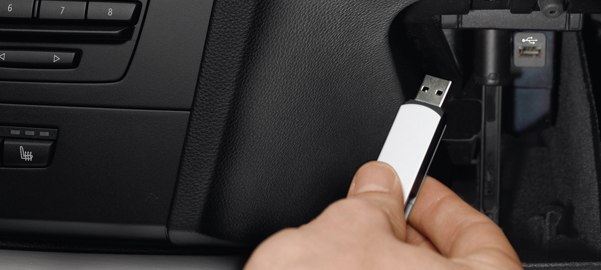 Mão segurando Pen Drive carregado com Perfil de Motorista BMW Mão segurando Pen Drive carregado com Perfil de Motorista BMW