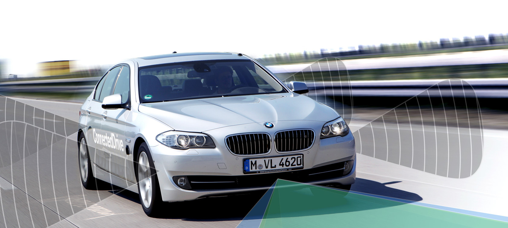 Veículo BMW viajando com ondas de radar de proximidade sendo emitidas da dianteira - visão frontal Veículo BMW viajando com ondas de radar de proximidade sendo emitidas da dianteira - visão frontal