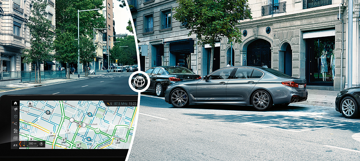 Mapa com vagas de estacionamento junto a imagem de BMW estacionando em vaga disponível Mapa com vagas de estacionamento junto a imagem de BMW estacionando em vaga disponível