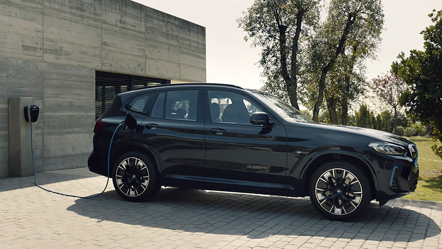 Carros elétricos BMW, vídeo mostrando um BMW iX3 carregando em casa Carros elétricos BMW, vídeo mostrando um BMW iX3 carregando em casa