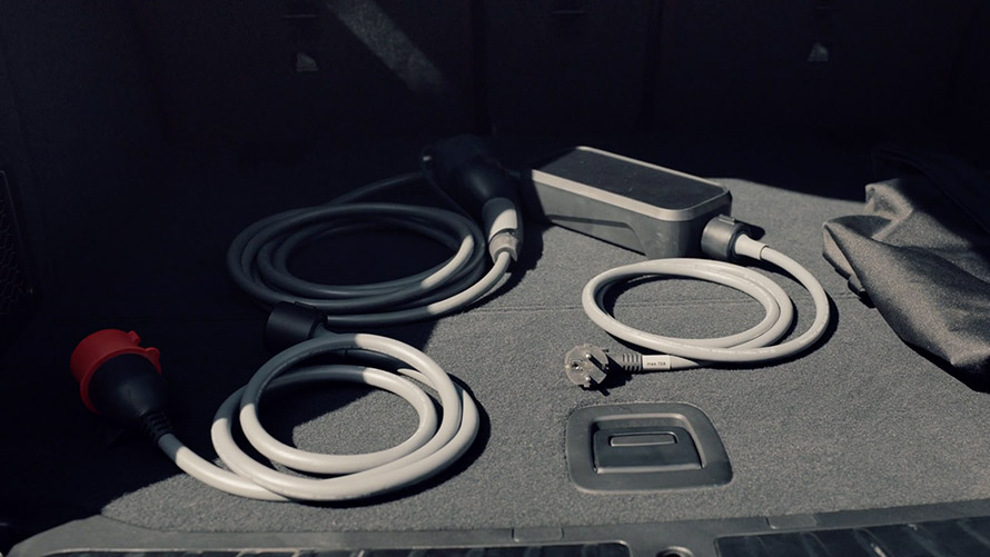 Carros elétricos BMW, vídeo do BMW Flexible Fast Charger mostrando um BMW iX3 carregando em casa Carros elétricos BMW, vídeo do BMW Flexible Fast Charger mostrando um BMW iX3 carregando em casa