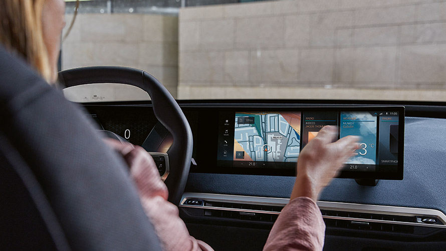 O BMW Connected Charging a bordo O BMW Connected Charging a bordo de um BMW iX, com o BMW Curved Display