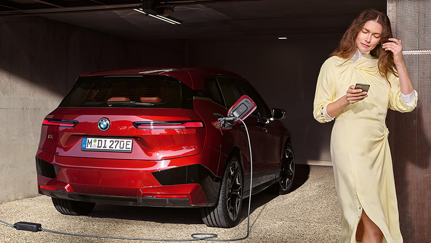 O Connected Charging no aplicativo My BMW App O Connected Charging no aplicativo My BMW App, BMW iX carregando, com uma mulher