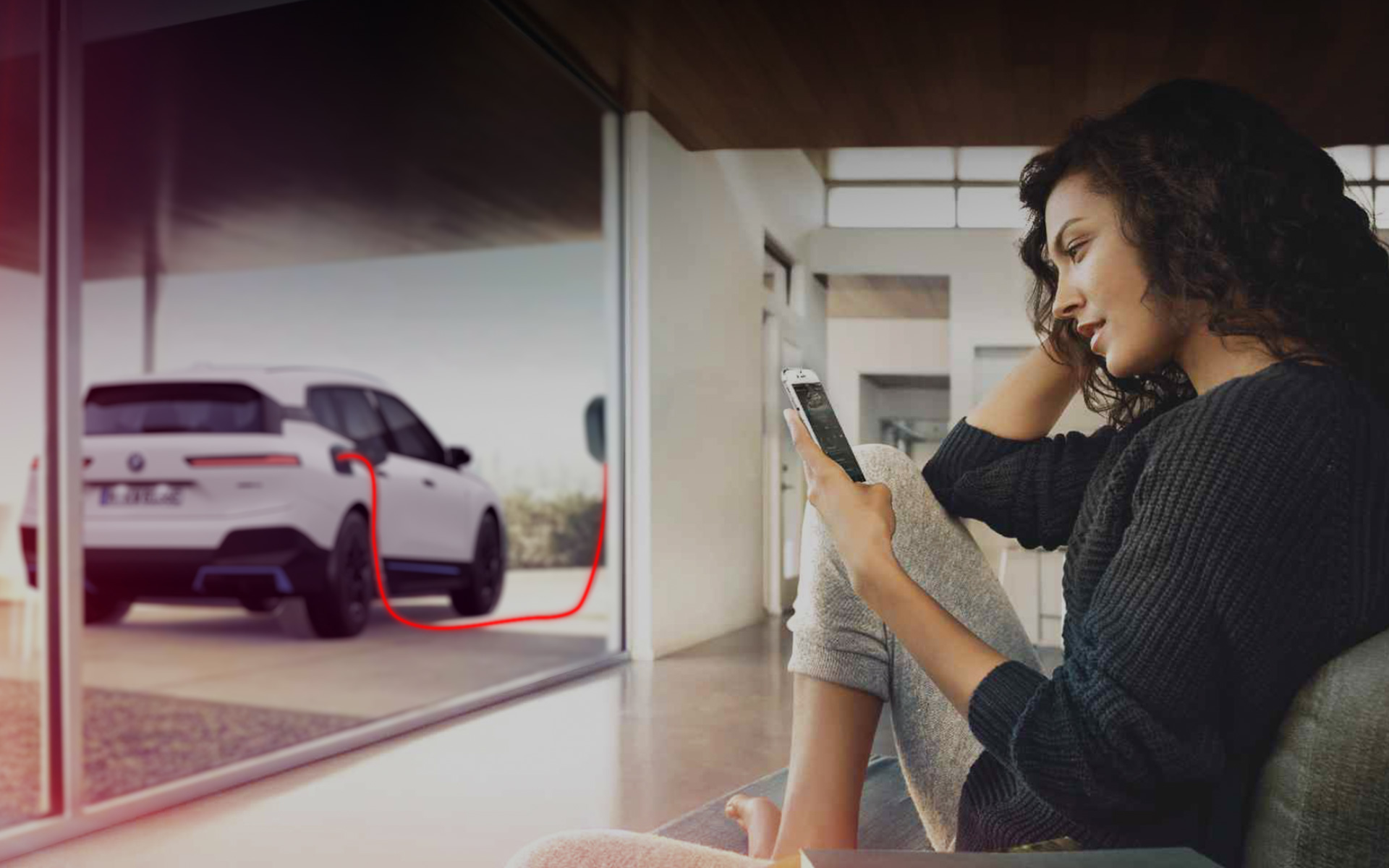 Carregando em casa, BMW iX i20, mulher com smartphone.