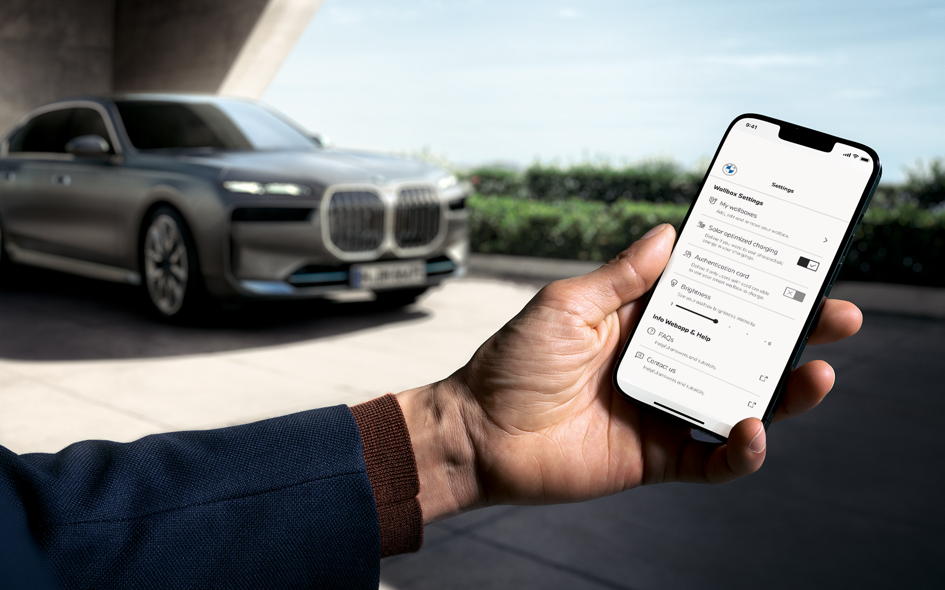 O smartphone BMW i7 G70 à frente mostra o Aplicativo My BMW.