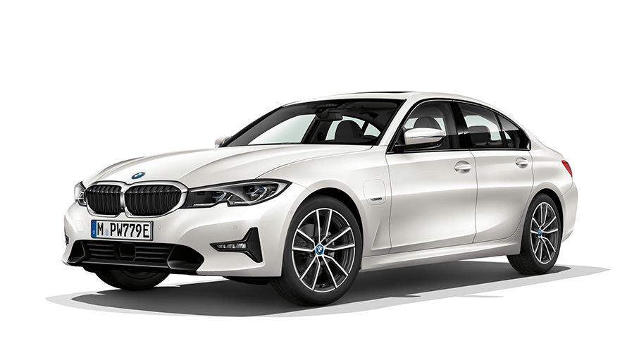 BMW Série 5 Berlina híbrido Plug-in, vista frontal a três quartos BMW Série 3 Berlina híbrido Plug-in, vista frontal a três quartos em estúdio