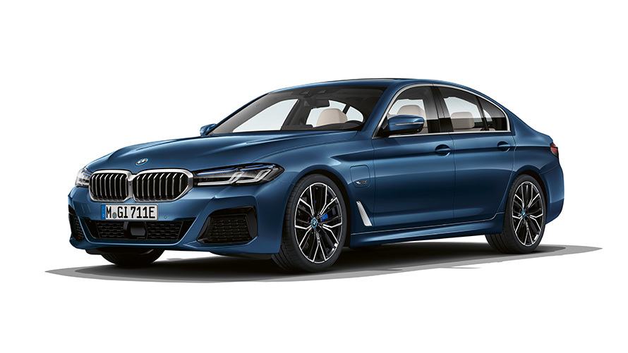 BMW Série 5 Berlina híbrido Plug-in, vista frontal a três quartos BMW Série 5 Berlina híbrido Plug-in, vista frontal a três quartos em estúdio