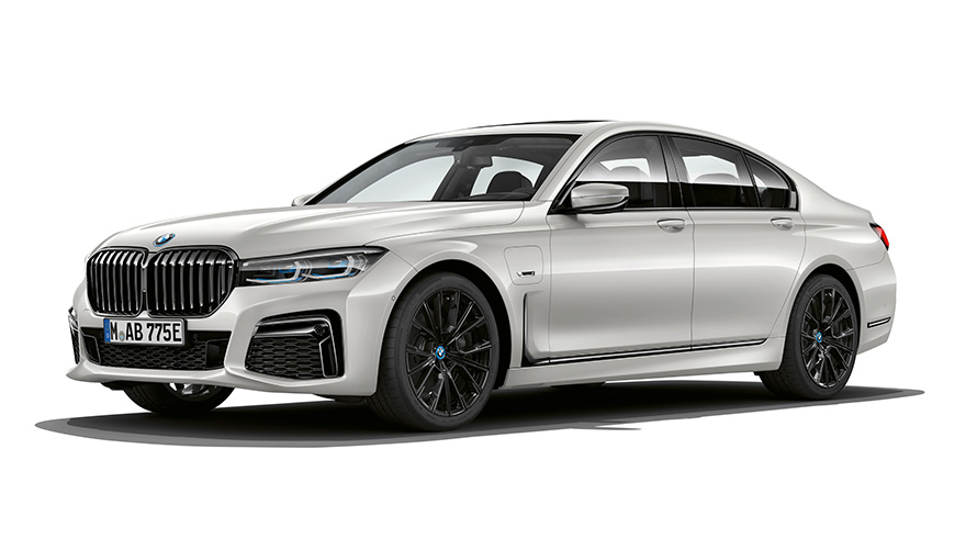 BMW 745e Berlina, veículo PHEV, vista frontal a três quartos BMW 745e Berlina, veículo PHEV, vista frontal a três quartos em estúdio