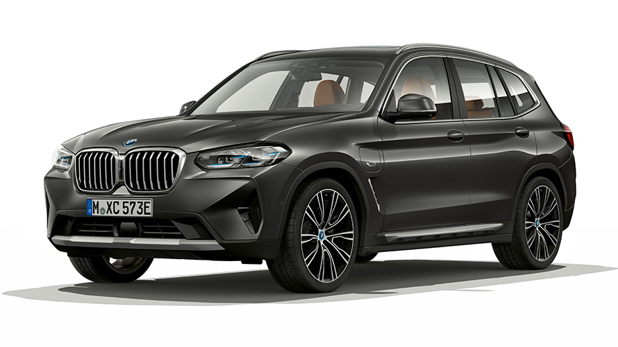 BMW X3 xDrive30e, veículo PHEV, vista frontal a três quartos BMW X3 xDrive30e, veículo PHEV, vista frontal a três quartos em estúdio