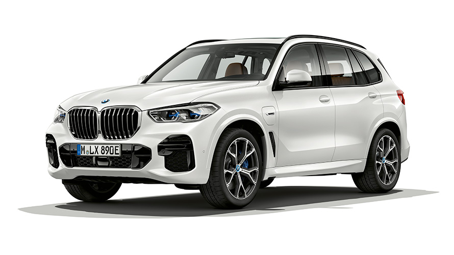 BMW X5 xDrive45e, veículo PHEV, vista frontal a três quartos BMW X5 xDrive45e, veículo PHEV, vista frontal a três quartos em estúdio