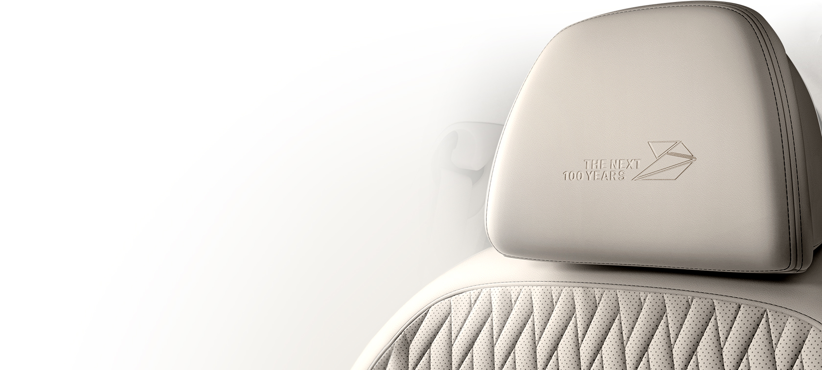 Detalhes do banco do motorista em cor branco do BMW Série 7 com dizeres The Next 100 Years gravados no encosto do banco Detalhes do banco do motorista em cor branco do BMW Série 7 com dizeres The Next 100 Years gravados no encosto do banco