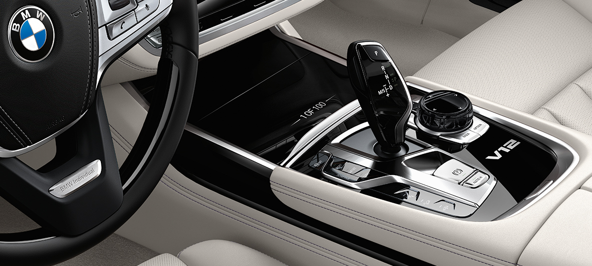 Luxuoso console central do BMW Série 7 The Next 100 Yers, com botões de controle e alavanca de câmbio Luxuoso console central do BMW Série 7 The Next 100 Yers, com botões de controle e alavanca de câmbio