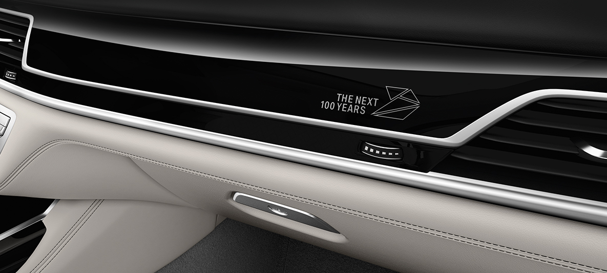 Interior luxuoso do BMW Série 7 com logotipo The Next 100 years gravado no painel Interior luxuoso do BMW Série 7 com logotipo The Next 100 years gravado no painel