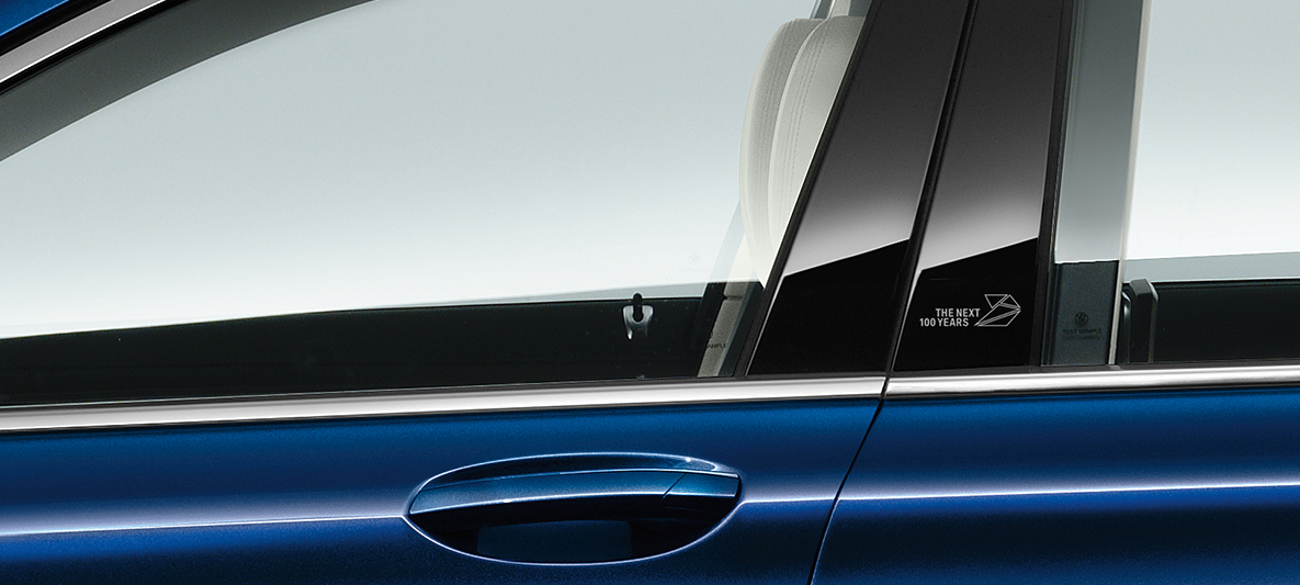 Detalhes da maçaneta e coluna das portas do BMW Série 7, com logotipo The Next 100 Years gravado na coluna da porta traseira Detalhes da maçaneta e coluna das portas do BMW Série 7, com logotipo The Next 100 Years gravado na coluna da porta traseira