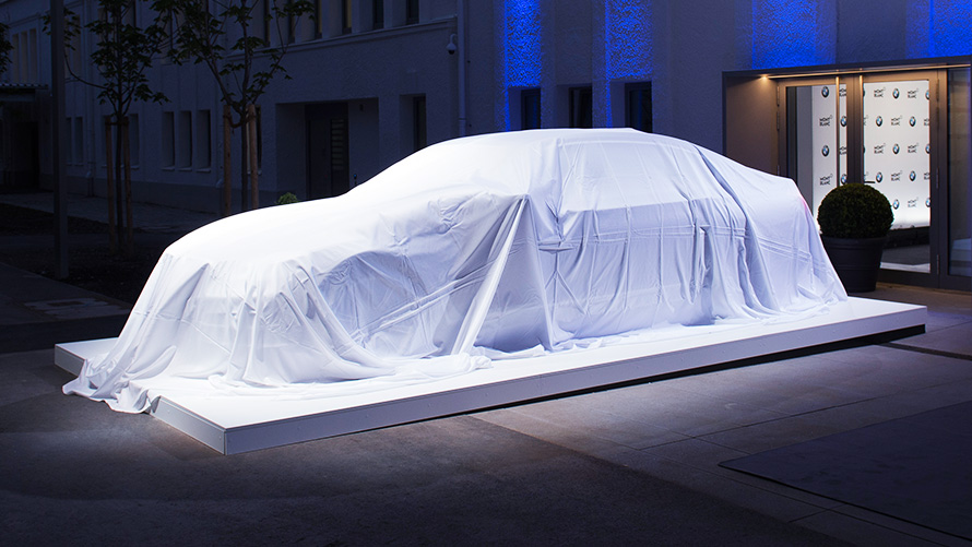 BMW Série 7 The Next 100 Years totalmente coberto por lençol branco BMW Série 7 The Next 100 Years totalmente coberto por lençol branco