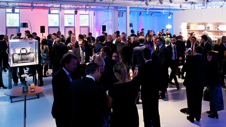 Convidados conversando durante evento BMW Classic Convidados conversando durante evento BMW Classic
