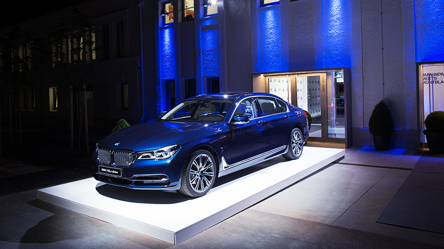 Estande com BMW Série 7 The Next 100 Years em cor azul, exposto Estande com BMW Série 7 The Next 100 Years em cor azul, exposto