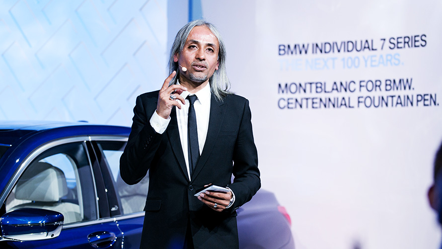 Apresentador falando em frente a um BMW Série 7 The Next 100 Years Apresentador falando em frente a um BMW Série 7 The Next 100 Years
