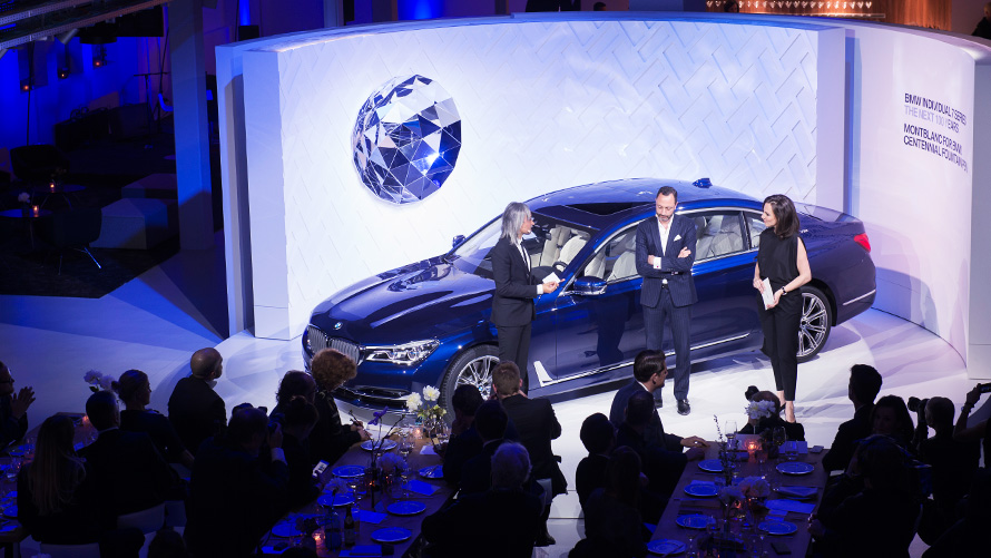 Três apresentadores falando durante evento sobre BMW Série 7 The Next 100 Years Três apresentadores falando durante evento sobre BMW Série 7 The Next 100 Years