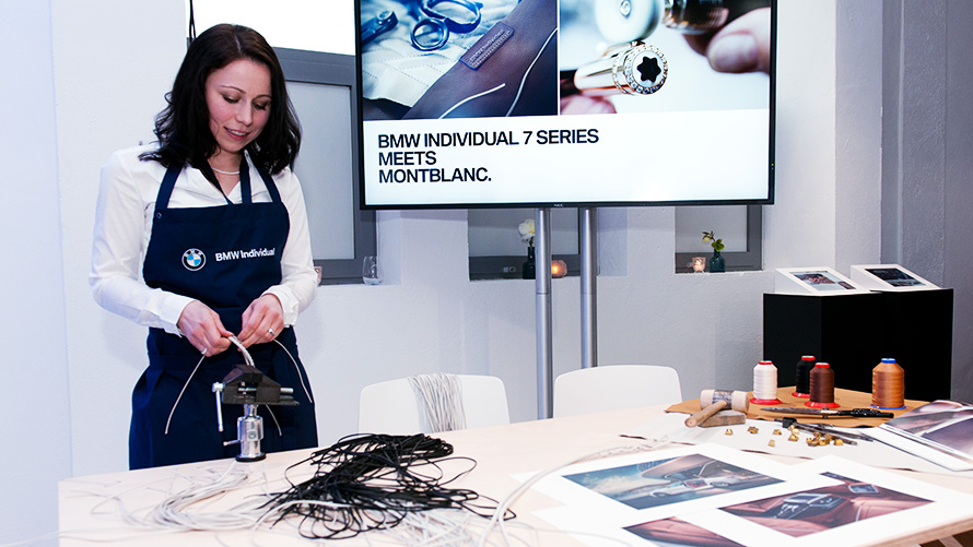 Mulher criando tranças de couro artesanais durante evento BMW Série 7 The Next 100 Years Mulher criando tranças de couro artesanais durante evento BMW Série 7 The Next 100 Years