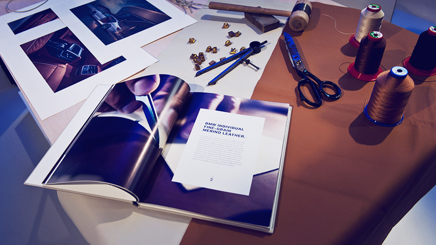 Livro ilustrado junto a equipamentos de confecção durante evento BMW Série 7 The Next 100 Years Livro ilustrado junto a equipamentos de confecção durante evento BMW Série 7 The Next 100 Years