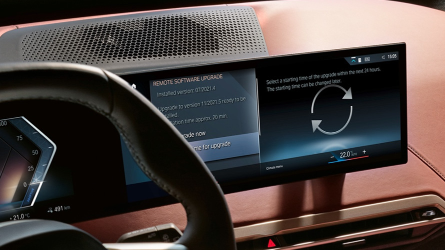 Uma pessoa utilizando o BMW Maps ao dirigir, recebendo dados atualizados e minuciosos sobre a situação do trânsito Uma pessoa utilizando o BMW Maps ao dirigir, recebendo dados atualizados e minuciosos sobre a situação do trânsito