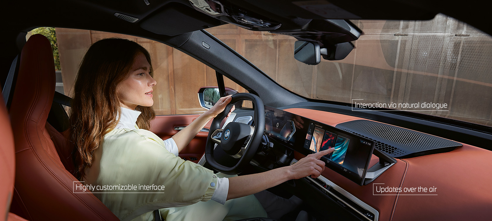 Mulher utiliza o MyModes do BMW iDrive, através do controle de toque Mulher utiliza o MyModes do BMW iDrive, através do controle de toque