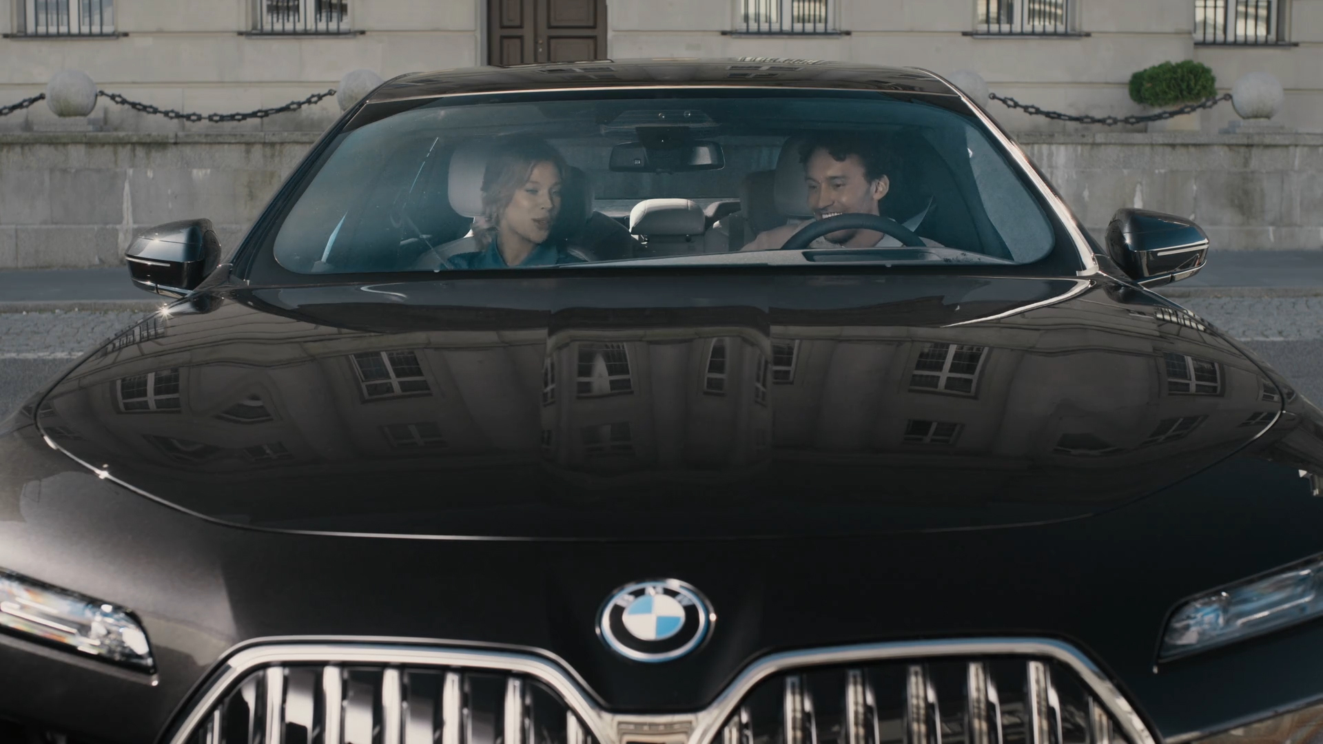 BMW iDrive Challenge Sightseeing BMW iDrive Challenge Sightseeing G70 visão frontal de duas pessoas olhando um BMW Curved Display