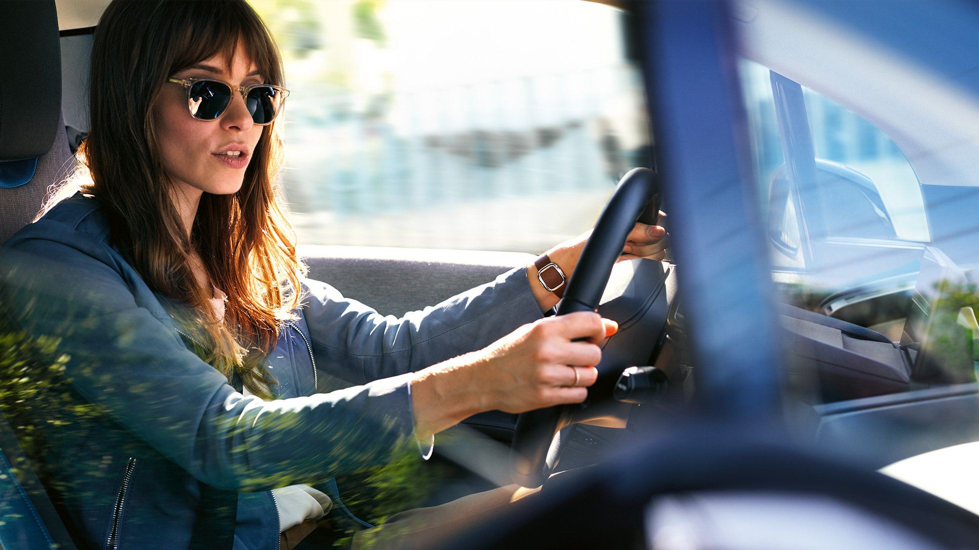 Mulher a utilizar a Amazon Alexa enquanto conduz o seu BMW Mulher a utilizar a Amazon Alexa enquanto conduz o seu BMW